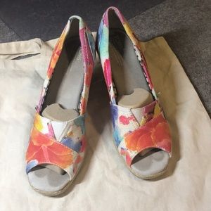 TOMS floral wedges